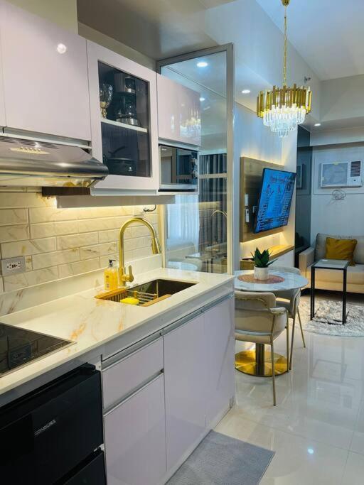 Marias Suite Near Manila Bay Free Use Of Pool Exterior photo
